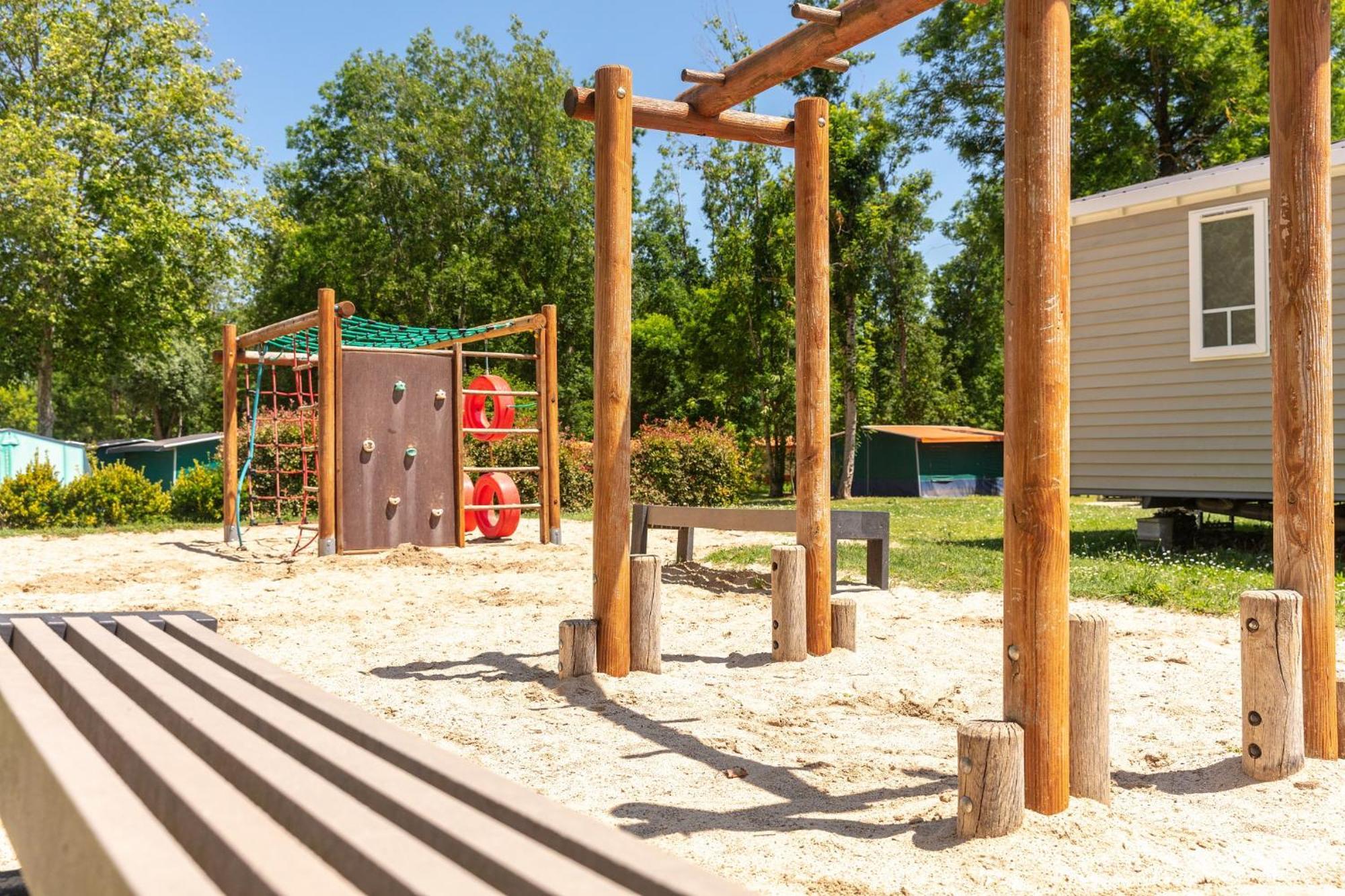 Camping Chateau De Galaure Chateauneuf-de-Galaure المظهر الخارجي الصورة